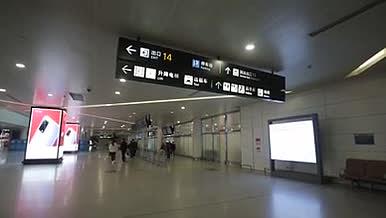 机场内景空镜通道航班楼指引信息视频的预览图